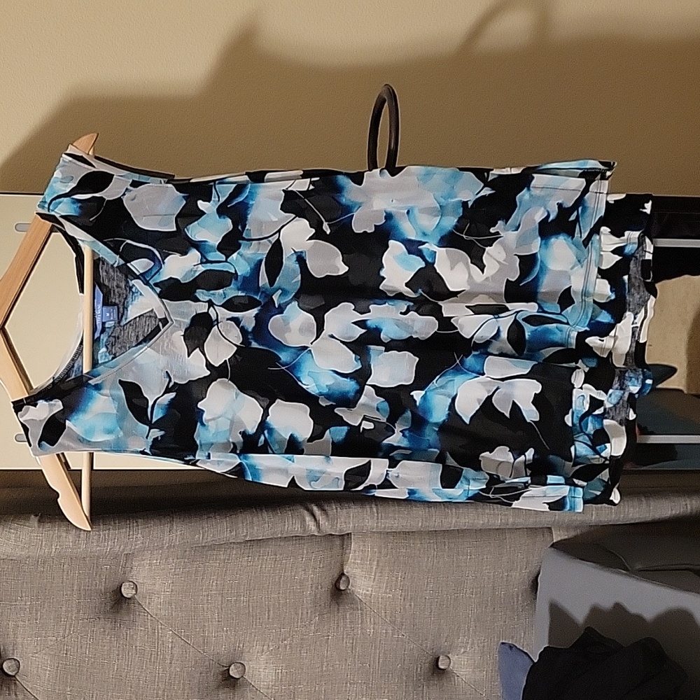 Medium simply vera floral black and blue top